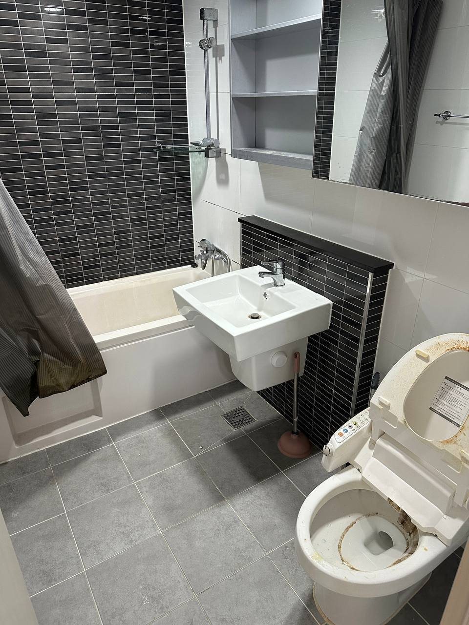 Full bathroom before CLEANX cleaning