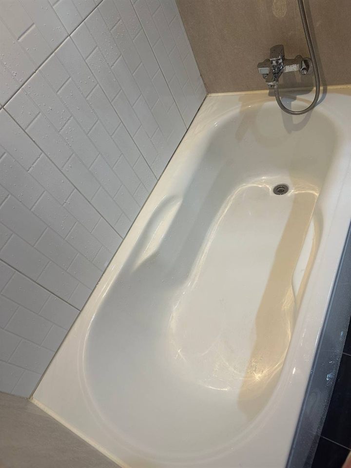 Bathtub after CLEANX cleaning