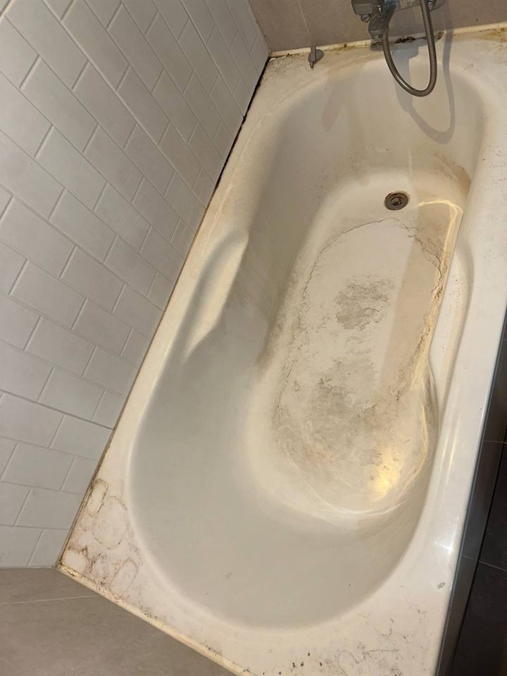 Bathtub before CLEANX cleaning