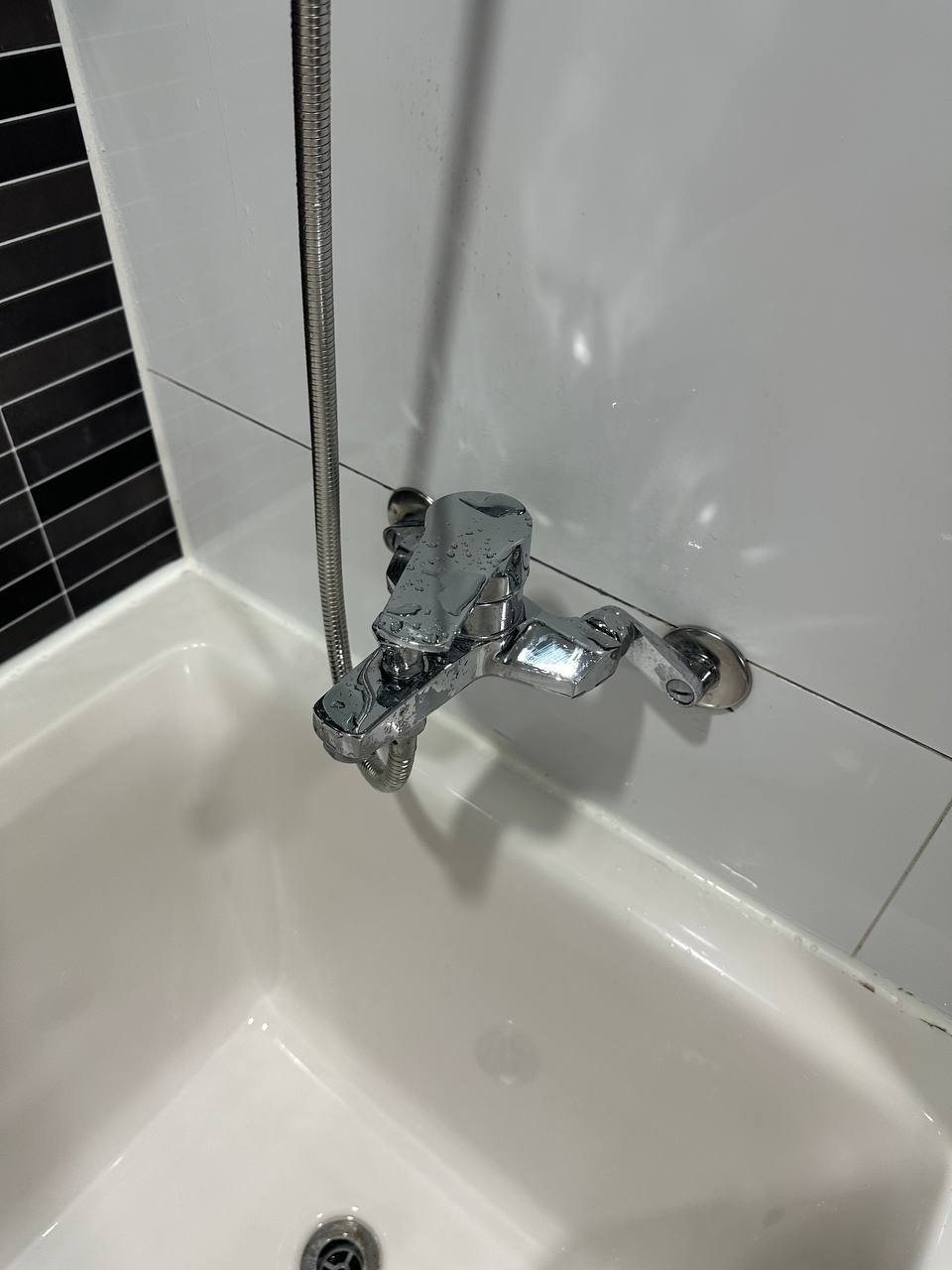 Bathtub fixtures after CLEANX cleaning