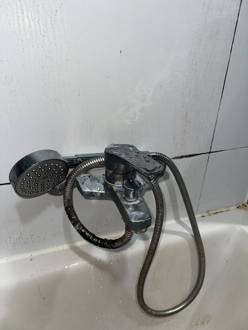 Bathtub fixtures before CLEANX cleaning