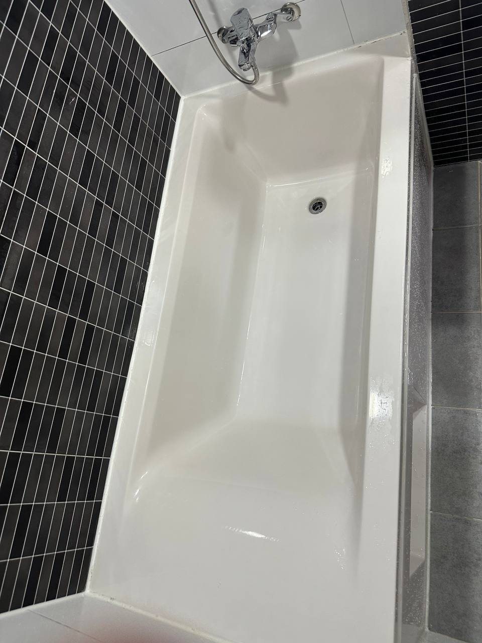 Bathtub surfaces after CLEANX cleaning