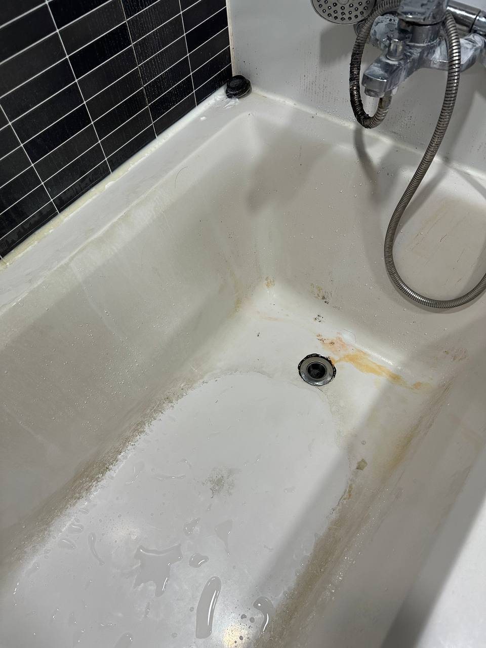Bathtub surfaces before CLEANX cleaning