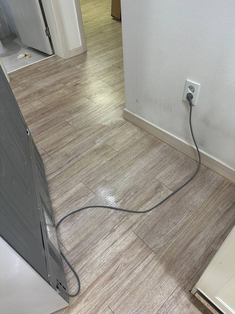 Floor behind an appliance after CLEANX cleaning