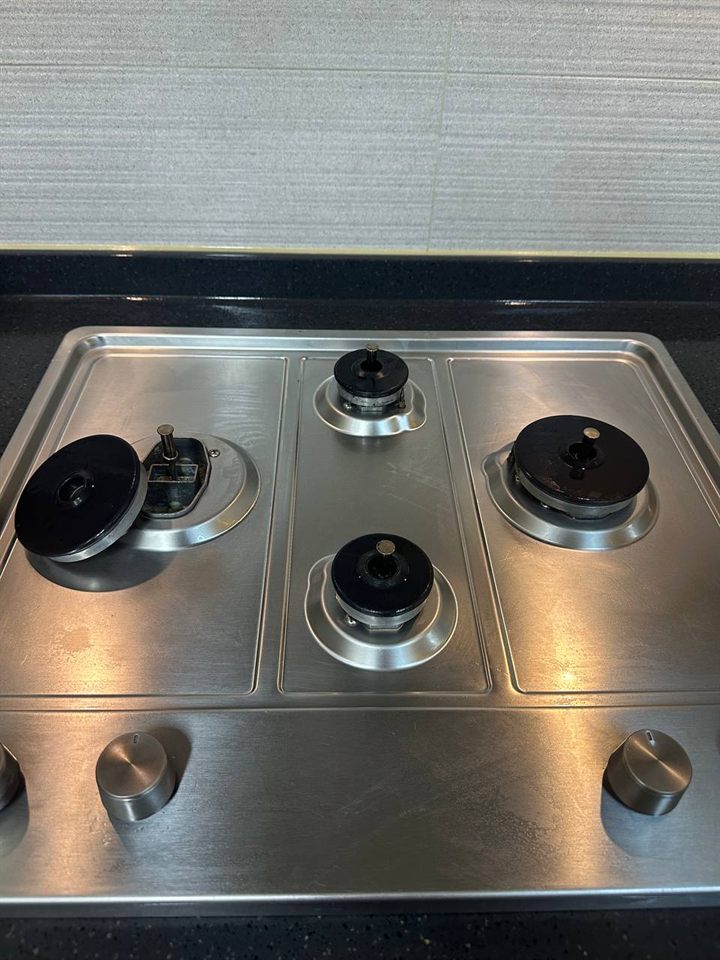 Gas cooktop after CLEANX cleaning