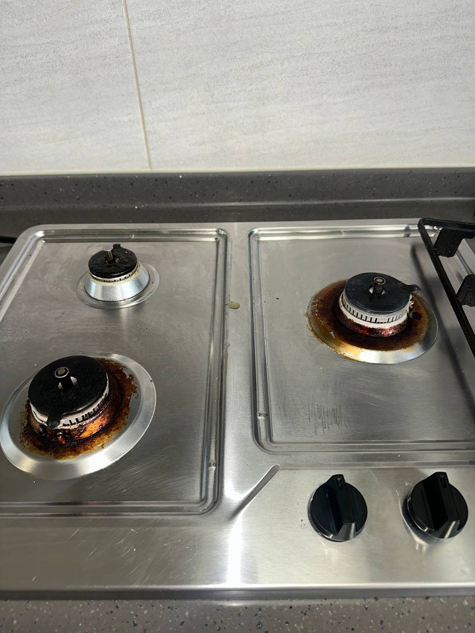 Full gas cooktop before CLEANX cleaning