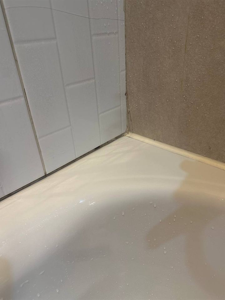 Bathtub corner after CLEANX cleaning